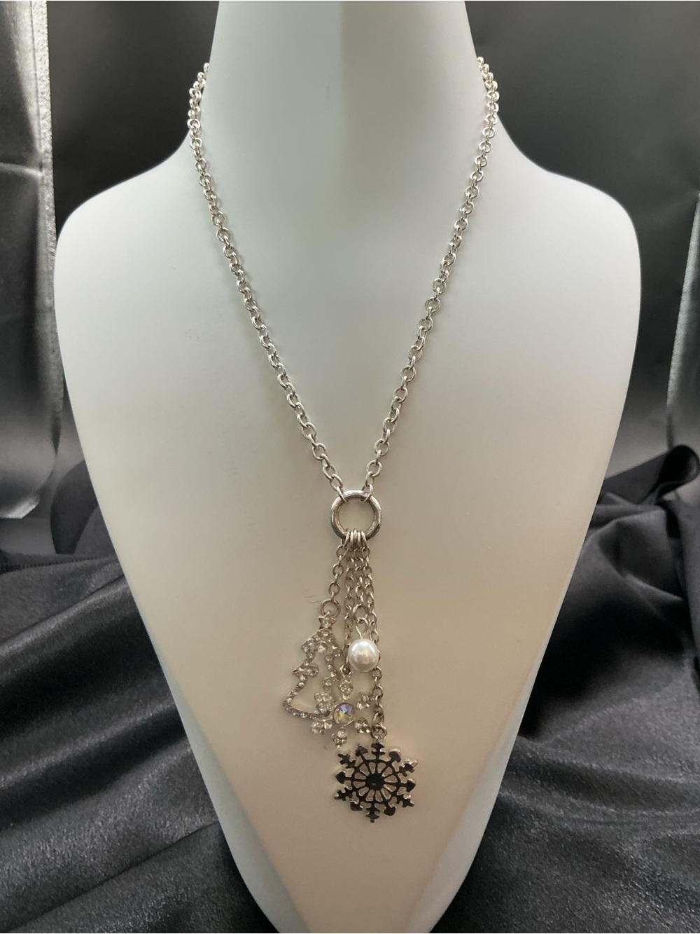 CLAIRE’S SNOWFLAKE SILVER TONE TREE CHARMS LARIAT NECKLACE
